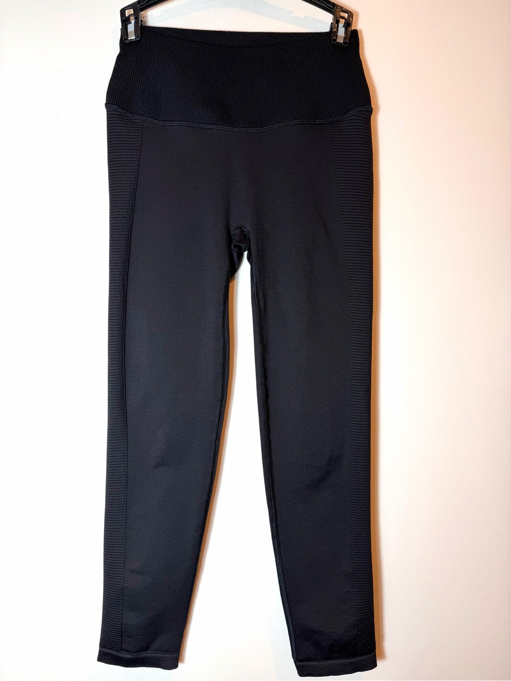 OFFLINE by Aerie Black Seamless High Rise 7/8 Length Ribbed Leggings Medium